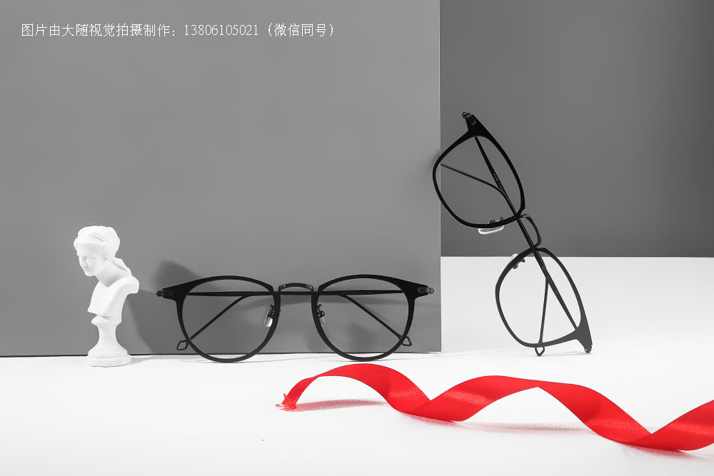 来一组简约纯钛架拍摄